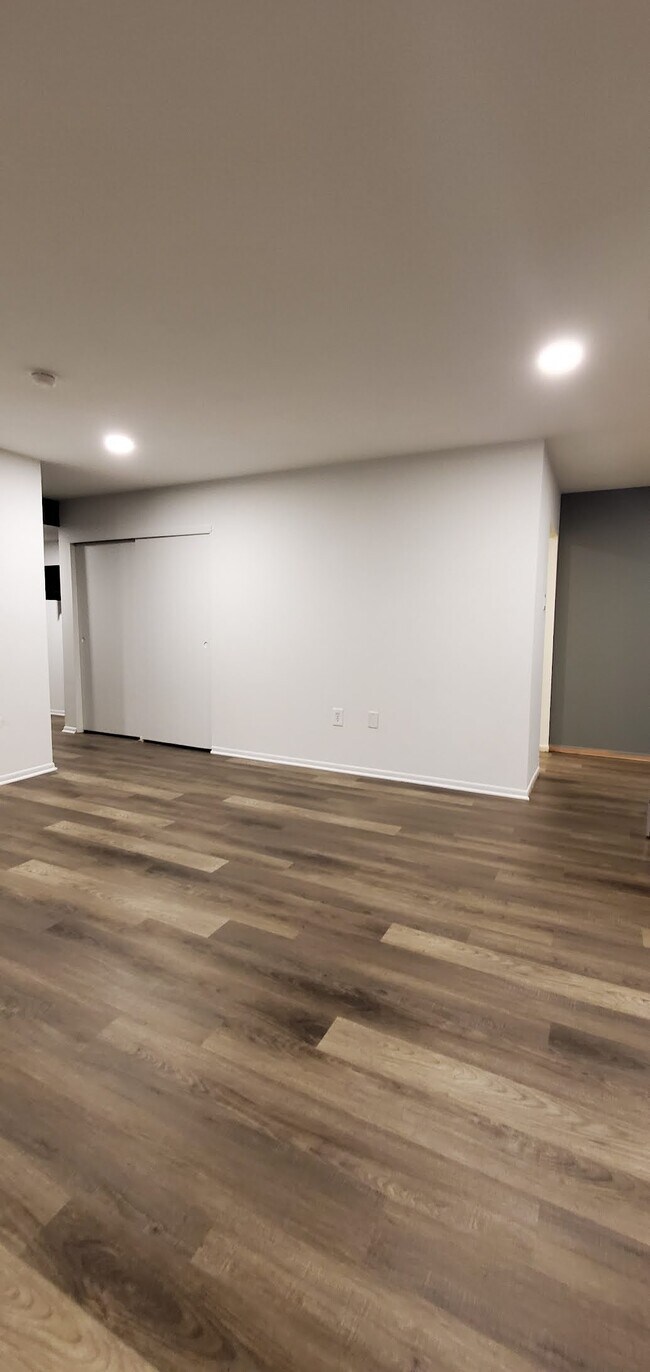 Building Photo - 707 Meadowview Ln