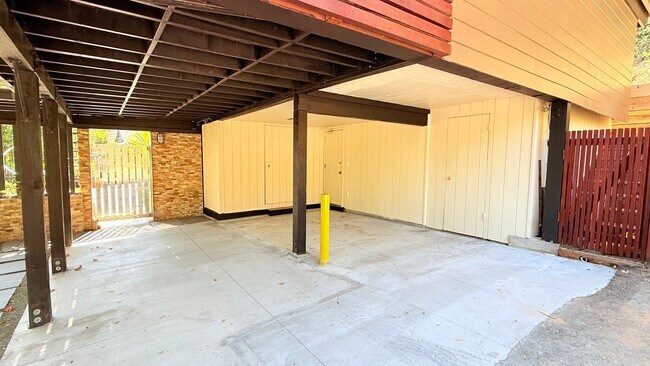 Building Photo - 18 S Trail