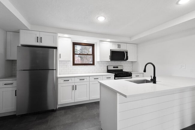 Building Photo - Ready for move in! Check out this RENOVATED 3 bedroom in BROOKLINE! UNBEATABLE LOCATION!