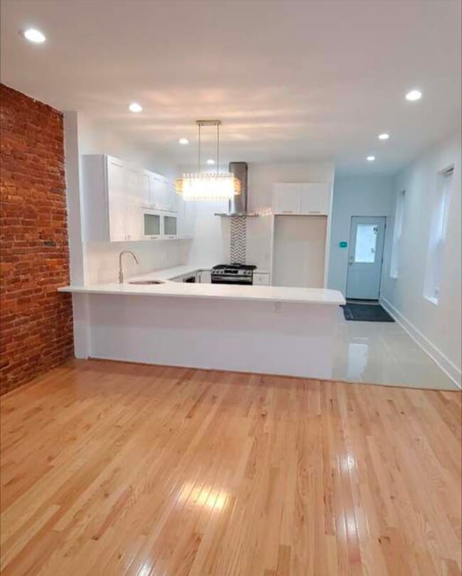 Building Photo - 5425 Catharine St