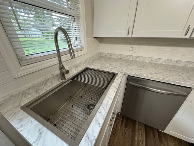 Building Photo - 2b/1b Duplex