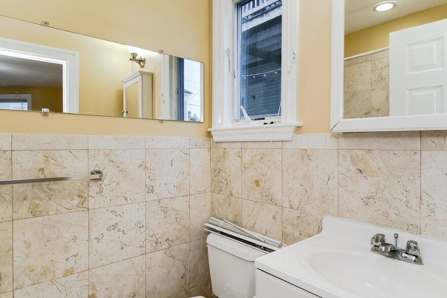 Building Photo - 164 Boylston St