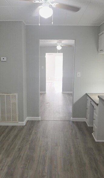 Building Photo - 407 E Homan Ave
