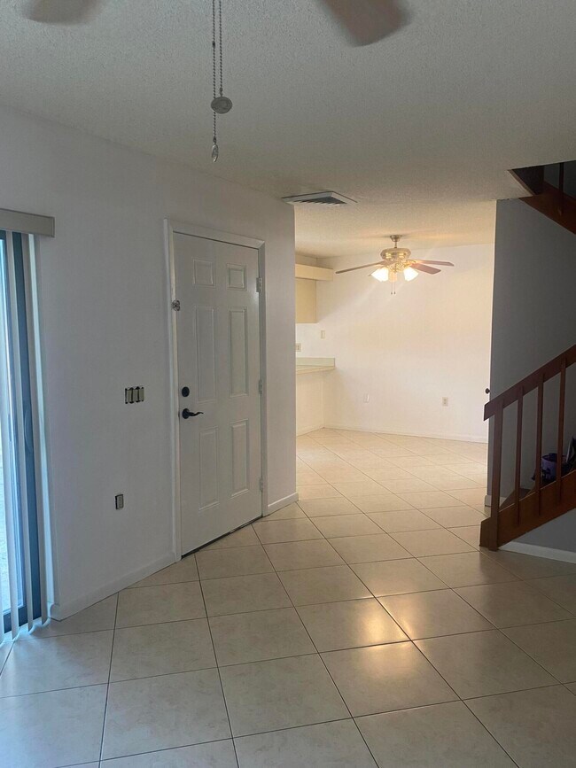 Building Photo - 222 Live Oak Ln