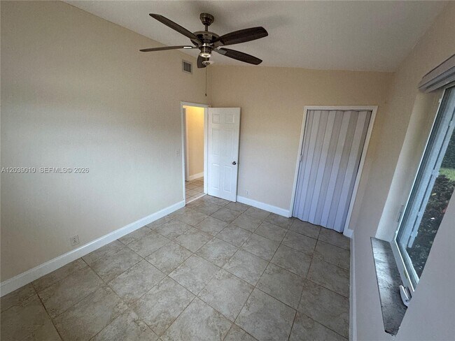 Building Photo - 4410 SW 39th St