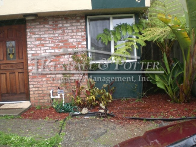Building Photo - Cozy 2Bed/1Bath, Two Story Home Located On...