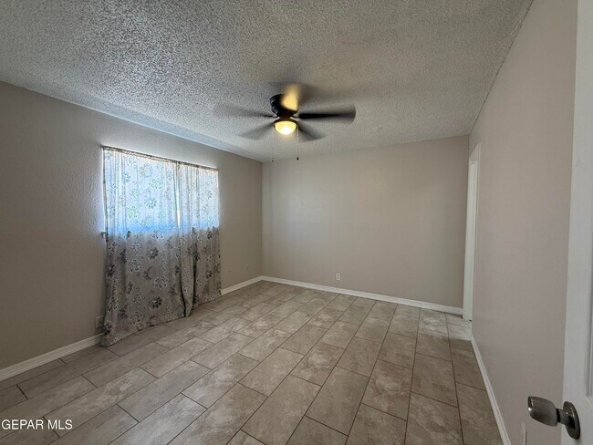 Building Photo - 955 Versailles Dr