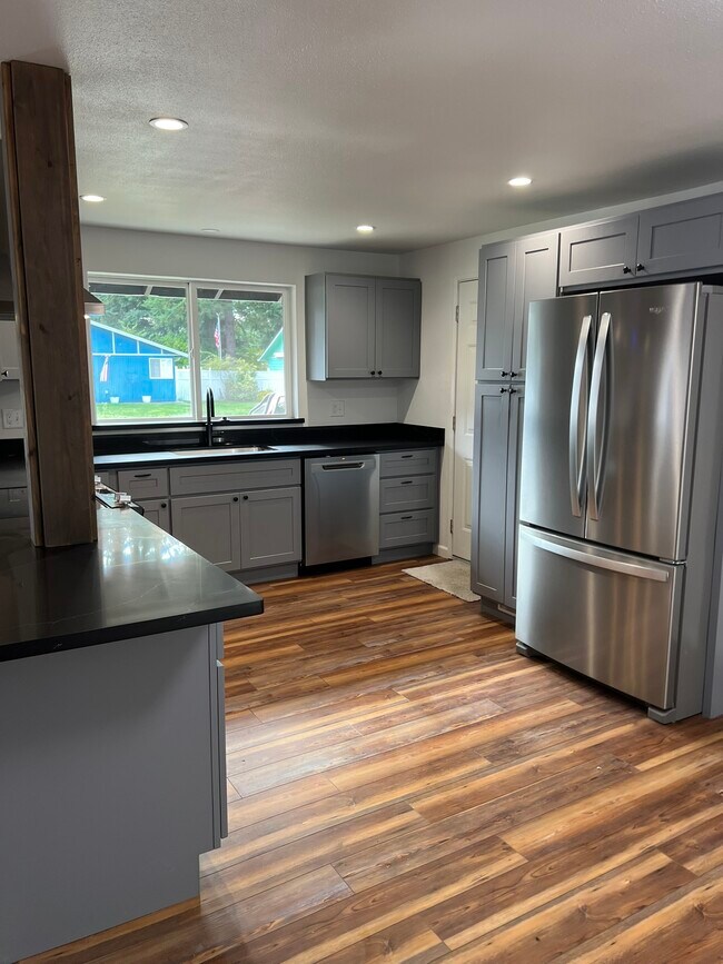 Building Photo - 2394 Lodgepole Dr SE