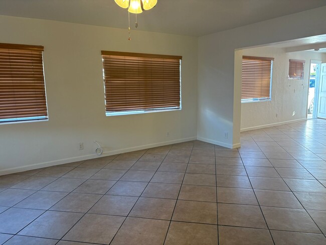 Building Photo - Central 3 Bedroom