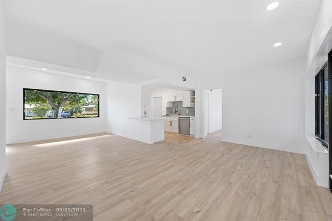 Building Photo - 315 E Jasmine Dr