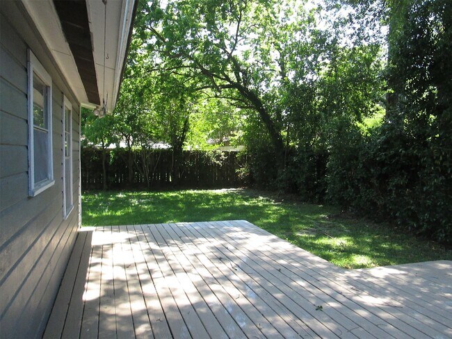 Building Photo - 2311 Bron Holly Dr