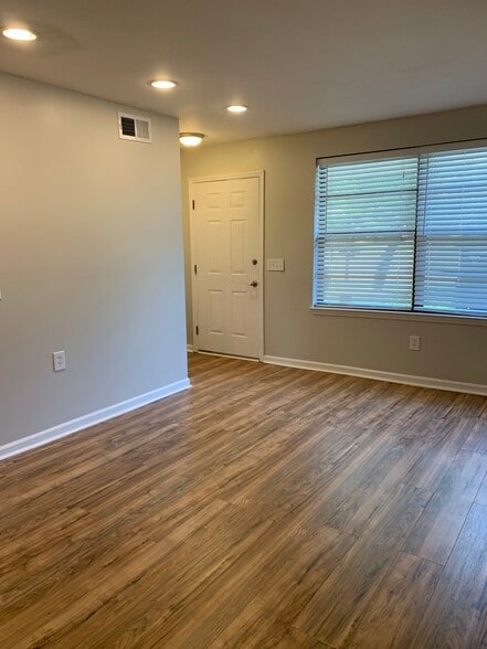 Building Photo - 329 Deer Lake Dr
