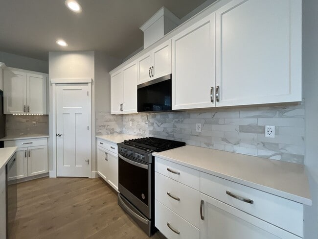 Building Photo - Stunning 2024 Built 5BR Home with Main-Level Suite, EV Charger & Covered Patio Near River Terrace