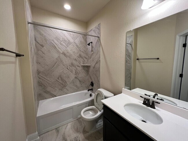 Building Photo - 704 Falkland Trace