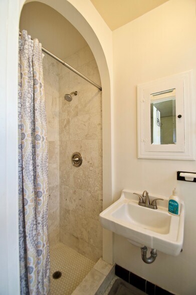 Small master bath - 4770 Bancroft St