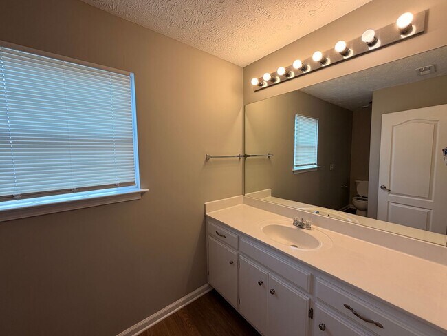 Building Photo - 3 BR, 2.5 BA, 2 Car Garage, Fenced in Backyard