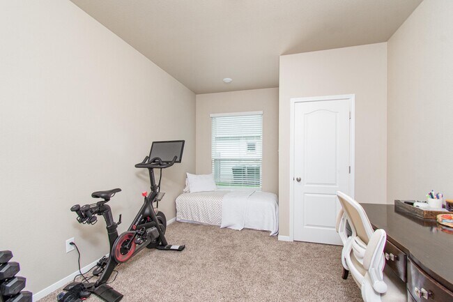 Building Photo - 10207 Six Shooter Ln