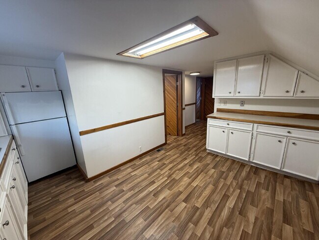 Building Photo - Upper 2BR in Heart of Grandville