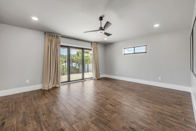 Building Photo - 1707 N Peninsula Ave