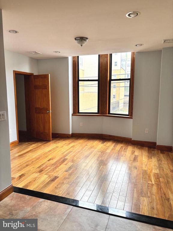 Building Photo - 1338 W Girard Ave