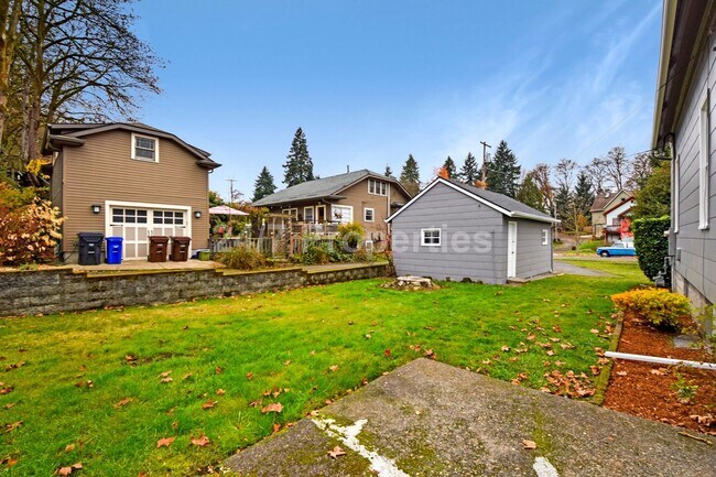 Building Photo - Charming Home in the Heart of Oregon City