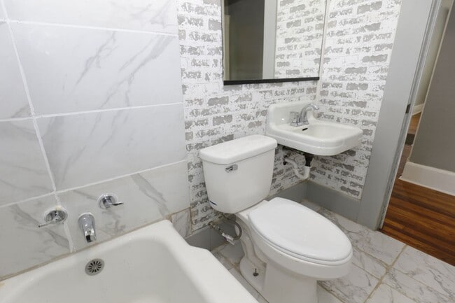 Building Photo - Spacious 4-Bedroom Home with Modern Upgrad...