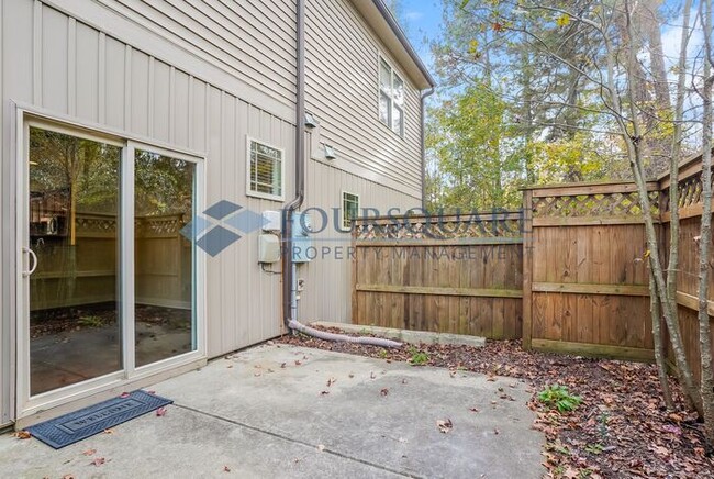 Building Photo - Townhome | Washer /Dryer Included | Enclos...