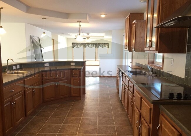 Building Photo - 4 Bedroom 2 Bathroom Rabel Lane Home