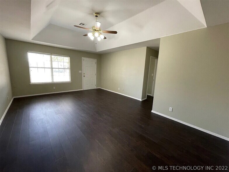 Building Photo - 200 E Laredo Pl