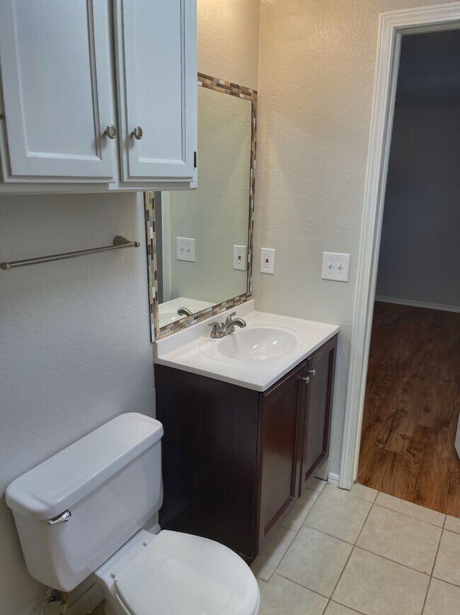 Building Photo - Wood Floors, Covered Patio, PUTNAM CITY SC...