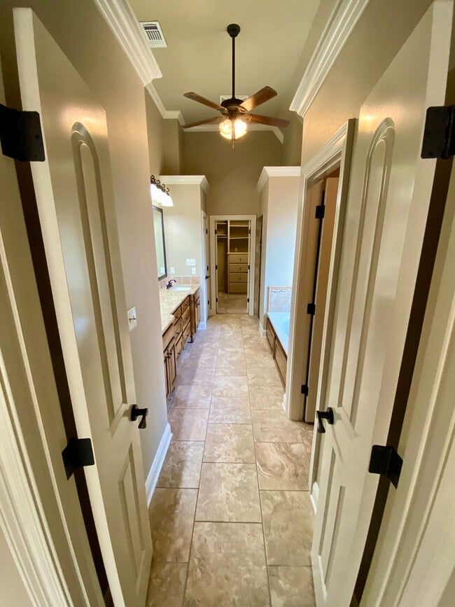 Building Photo - ** AVAILABLE JUNE 1ST ** STUNNING 4/3.5 IN...