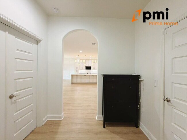 Building Photo - "Spacious Elegance Awaits: 5-Bedroom Home with 3.5 Baths in Winter Garden"