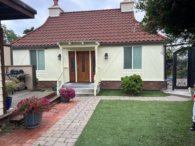 Building Photo - 1140 Tuolumne St