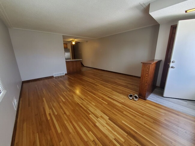 Building Photo - 2 bedroom with office - Check out video tour