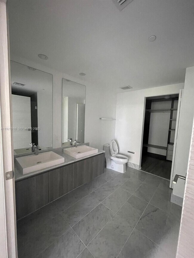 Building Photo - 805 S Miami Ave