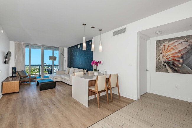 Building Photo - 2602 E Hallandale Beach Blvd