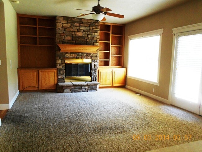 Building Photo - $1000 off first month 4 Bedroom Home w/ Of...