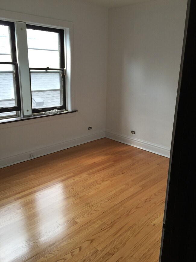 Building Photo - 706 S Maple Ave