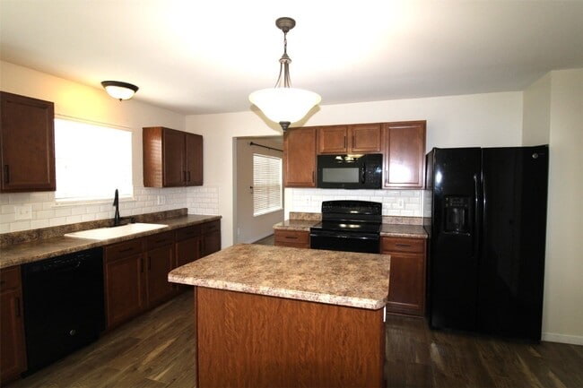 Building Photo - 221 Pecan Bluffs Dr