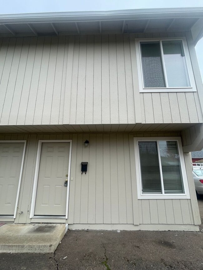 Building Photo - 2 Bedroom Town House!