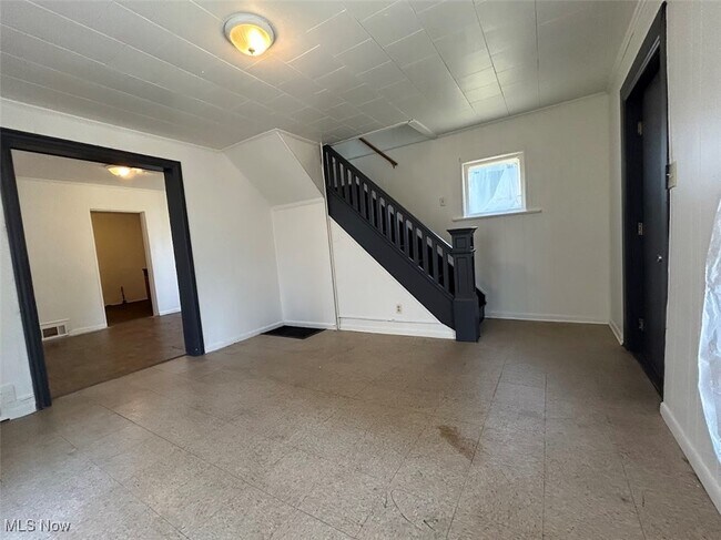 Building Photo - 1392 Hart St