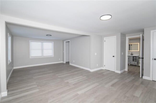 Building Photo - 670 Putnam Pike