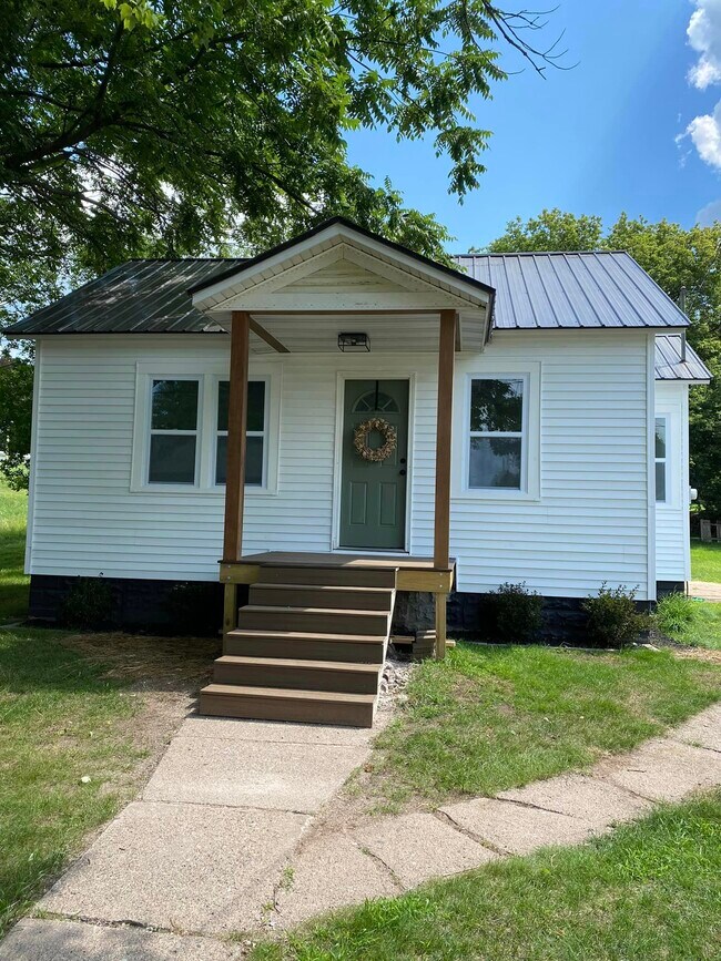 Building Photo - 613 Broadway St