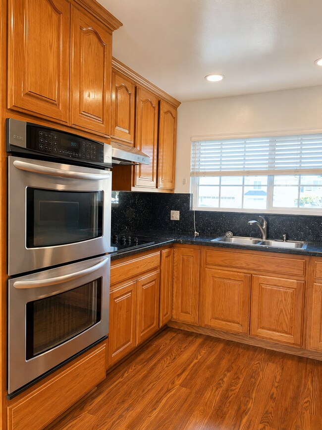 Building Photo - Lovely 3 bedroom 2 bathroom home in San Jose. Available for rent Now!