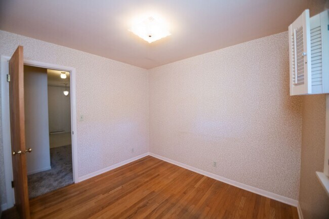 Building Photo - 3 bed 2 bath home in Valparaiso