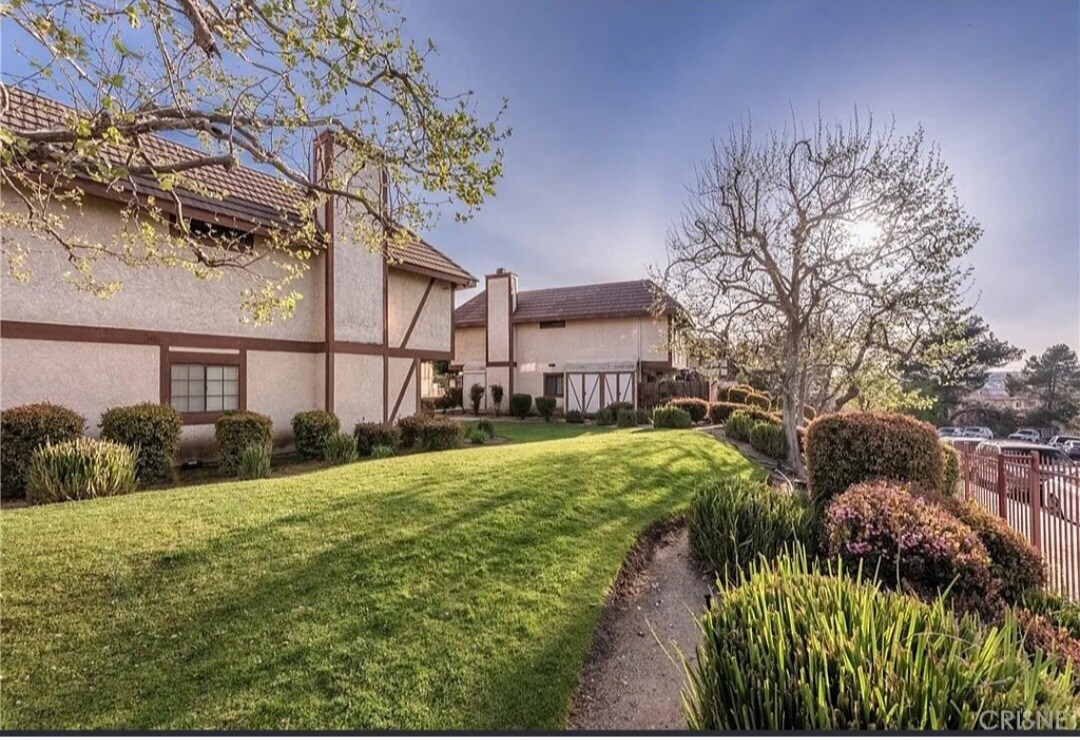 Building Photo - 9325 Sunland Park Dr