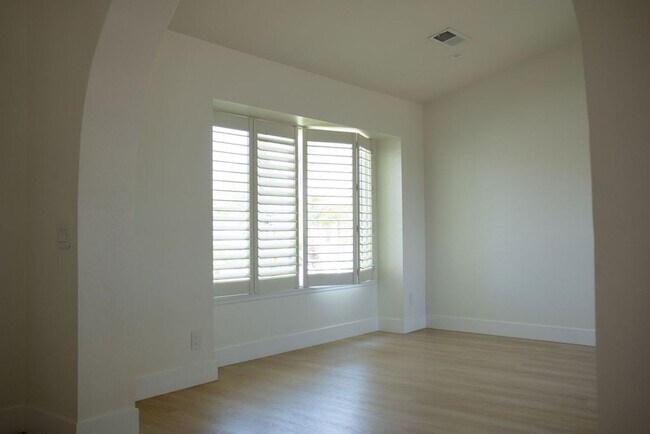 Building Photo - Gorgeous 3 Bedroom 3 Bathroom Corona Home ...
