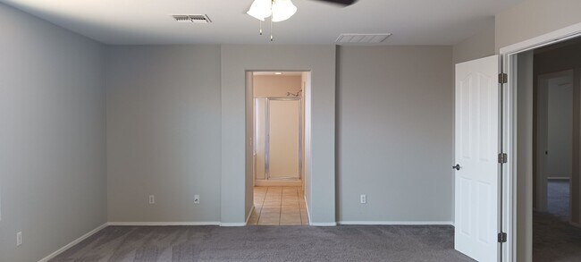 Building Photo - 3 Bed / 2 Bath with Loft