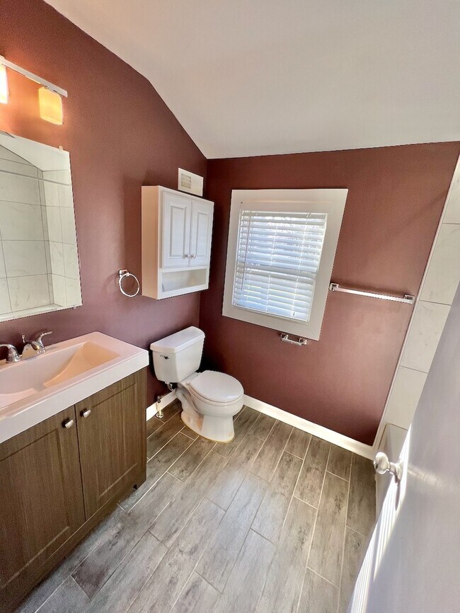 Building Photo - Immaculate large Kennedy Heights Home!