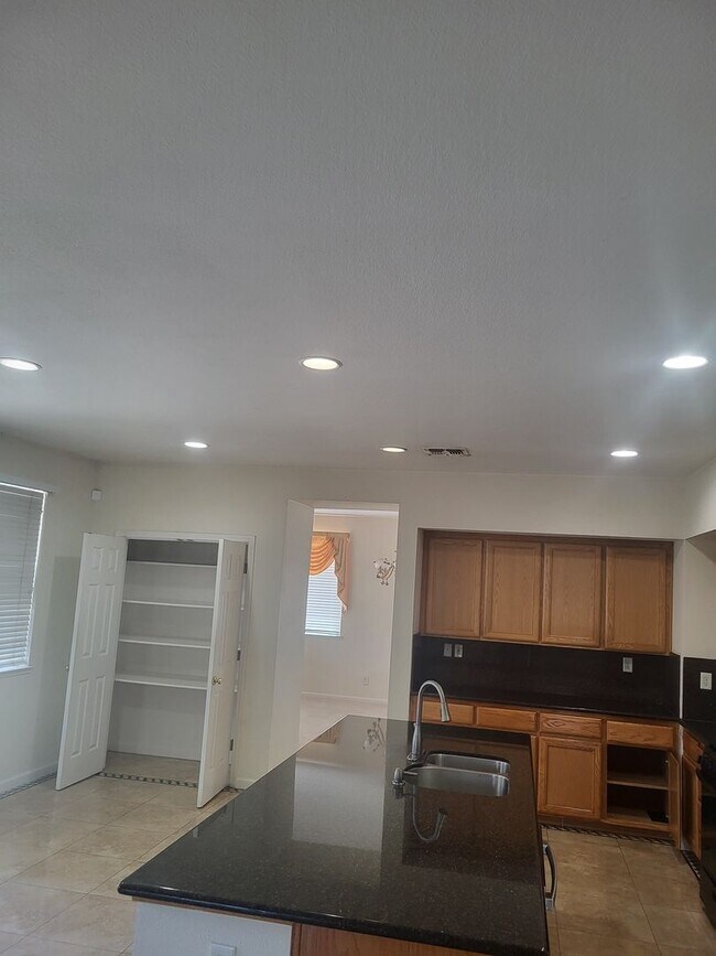 Building Photo - 5049 Pine Lake Ct